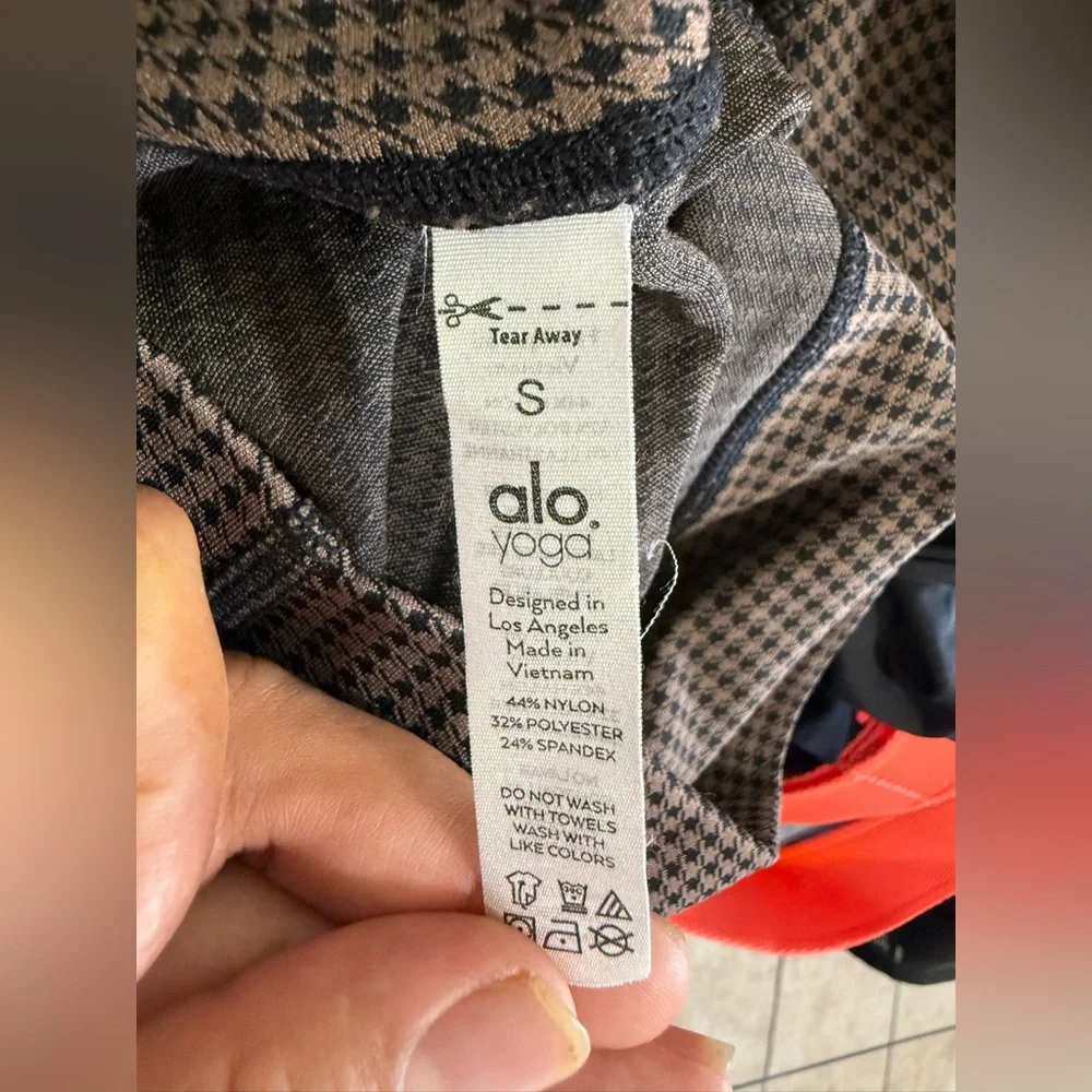 ALO Yoga High-Waist Grid Leggings in Black and Gray